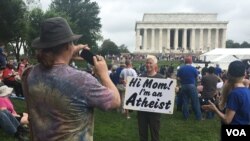 Atheists and freethinkers gather in Washington D.C. at the Reason Rally 2016 (A. Barros/VOA)