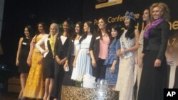 Para peserta kontes Miss World 2013 berpose bersama di Nusa Dua, Bali (foto: VOA/Muliarta).