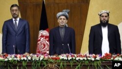 Trong bức ảnh được phát hành bởi Dinh Tổng thống Afghanistan, Tổng thống Ashraf Ghani (giữa) trong một cuộc họp chung của Quốc hội ở thủ đô Kabul, Afghanistan, ngày 25 tháng 4 năm 2016.