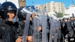 Polisi wa Tunisia wakikabiliana na waandamanaji dhidi ya rais Kais Saied, mjini Tunis
