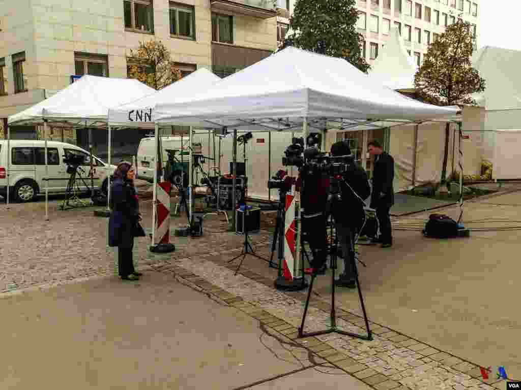 جایگاه خبرنگاران در مقابل هتل محل برگزاری مذاکرات هسته‌ای ایران و گروه ۱+۵، وین، اتریش
