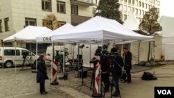 جایگاه خبرنگاران در مقابل هتل محل برگزاری مذاکرات هسته‌ای ایران و گروه ۱+۵، وین، اتریش