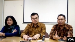 Dari kiri ke kanan; Siane Andriani (anggota KOMNAS HAM), Maneger Nasution (komisioner KOMNAS HAM) dan Trisno Raharjo dari MAjelis Hukum dan HAM PP Muhammadiyah memberikan penjelasan kepada media, Selasa (29/3) tentang pembelaan hak almarhum Siyono. (VOA/M