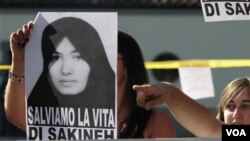 Seorang demonstran di Italia membawa poster gambar Sakineh Mohammad Ashtiani, perempuan yang dijatuhi hukuman rajam di Iran (foto: dok).