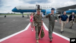美军参谋长联席会议主席约瑟夫·邓福德（左）抵达日本的机场，他的飞机在前往韩国途中在日本加油（2017年7月13日）