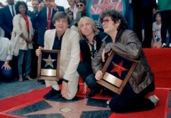 Rocker Tom Petty berpose dengan Everly Brothers, yang mendapat bintang di Hollywood Walk of Fame, 2 Oktober 1986. Dari kiri: Phil Everly, Petty, dan Don Everly. (Foto: AP/Nick Ut)