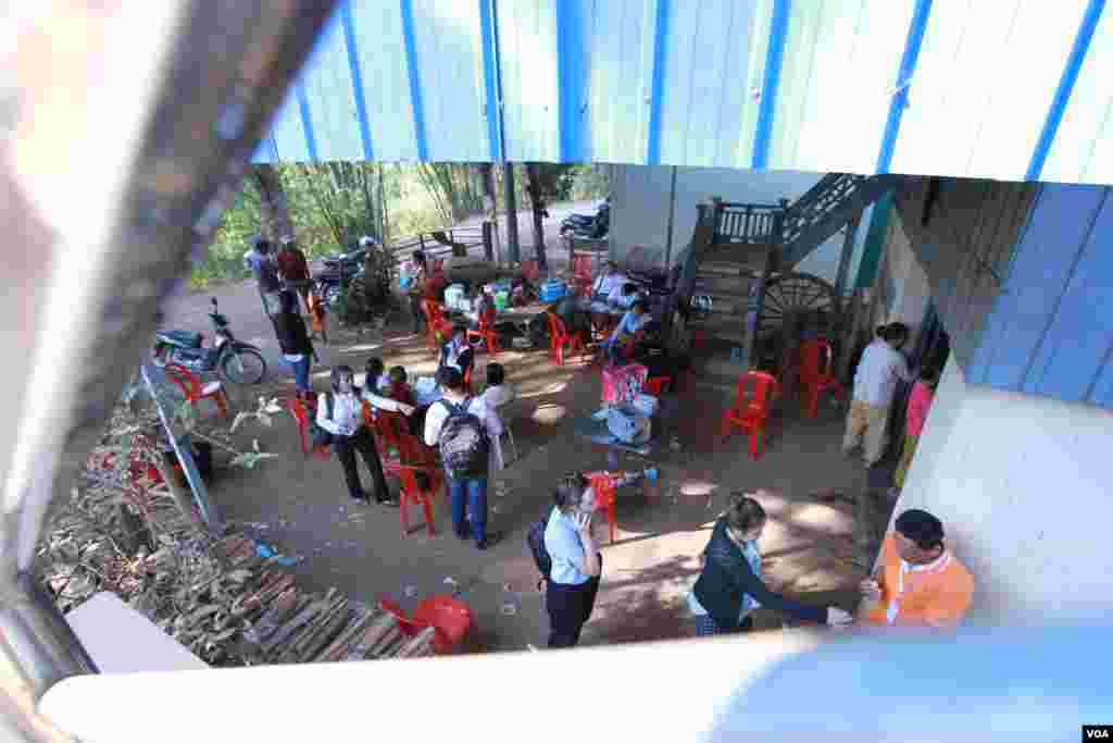 Villagers are receiving HIV blood test service in Peam village, Muk Kompoul district, Kandal province where health officials suspect mass infection of HIV, on Monday, Feb 22, 2016. (Photo: Aun Chhengpor/VOA Khmer)