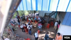 Villagers are crowding to get HIV blood test service in Peam village, Muk Kompoul district, Kandal province where health officials suspect mass infection of HIV, on Monday, Feb 22, 2016. (Photo: Aun Chhengpor/VOA Khmer)