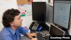 Dr. Amin Azzam, who leads a class in which medical students learn to edit Wikipedia content, works on a page. / Susan Merrell/UCSF News Services