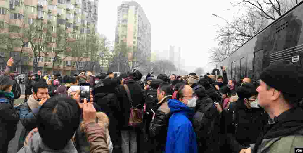 北京访民在法院外面声援因被控煽动民族仇恨罪和寻衅滋事罪受审的浦志强（美国之音叶兵拍摄）