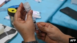 Un trabajador de salud prepara una dosis de la vacuna Covaxin contra el coronavirus Covid-19 en un centro de vacunación en Nueva Delhi el 14 de septiembre de 2021.