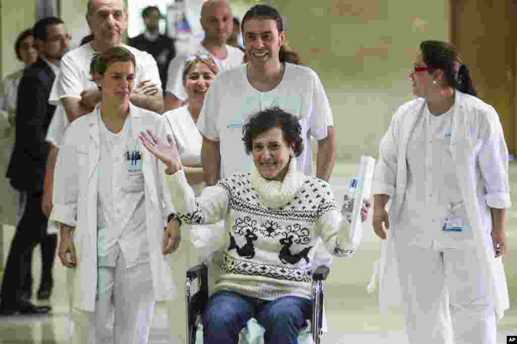 Assise sur un fauteuil roulant au milieu du personnel de santé, Teresa Romero, infirmière auxiliaire espagnole, guérie du virus Ebola, a été libéré d&#39;un hôpital de Madrid un mois après qu&rsquo;elle a été confirmée infectée par le virus. Elle est la première personne connue à avoir contracté la maladie en dehors de l&#39;Afrique de l&#39;Ouest dans la dernière flambée. (AP Photo / Andres Kudacki) 