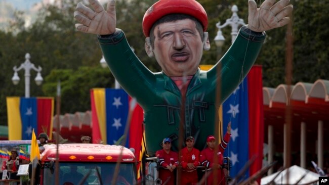 Hugo Chávez falleció el 5 de marzo de 2013 a los 58 años víctima de un cáncer y está considerado una de las figuras más trascendentes y controvertidas del inicio de siglo en América Latina.