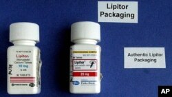 上为辉瑞公司生产的药物立普妥的外在包装，下为假立普妥的包装