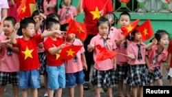 Trẻ em Việt Nam chào đó Tổng thống Barack Obama tới Hà Nội. Theo nhà báo Gred Rushford, chuyến thăm của ông Obama trước khi kết thúc nhiệm kỳ vào năm ngoái được nhóm vận động hành lang của Podesta hỗ trợ.
