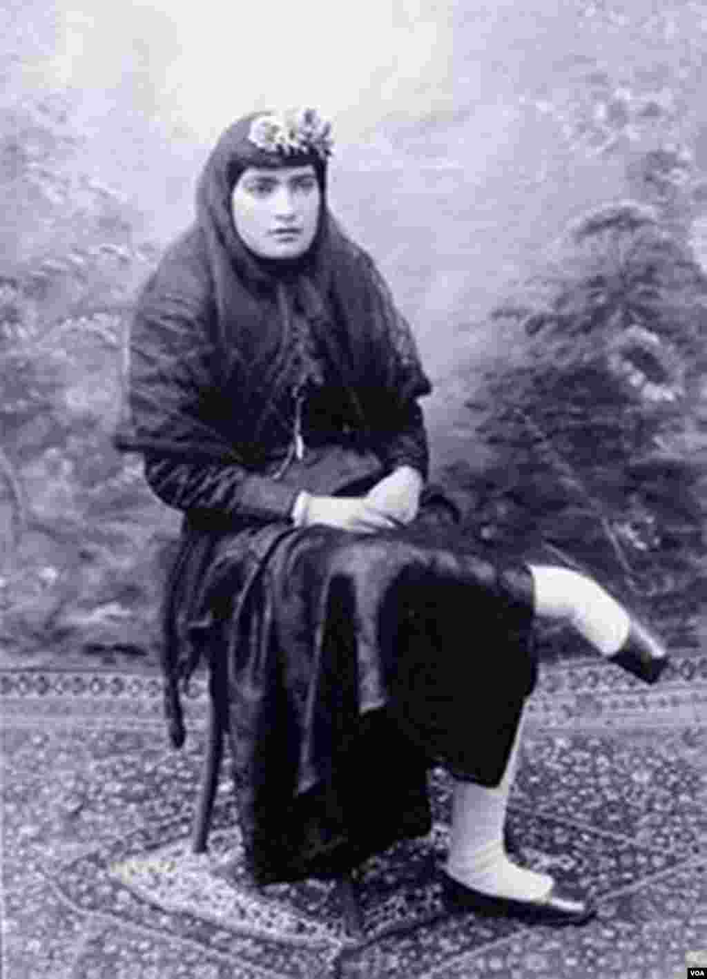 ۱۲۹۲خورشيدی- مريم عميد سمنانی (مزين السلطنه) سردبير شکوفه، اولين نشريه سياسی-اجتماعی زنان در ايران) « اداره ی معارف به اشخاصي كه صلاحيت اخلاقي و علمي ندارند، بهواسطه ی كاغذ پرانيهاي بي محل، چاپلوسي، پارتيبازي و اشتباه كاريها اجازه ی تاسيس مدارس دخترانه داده است. همين بيترتيبيهاست كه ما را از قافله عقب انداخته و نميگذارد ما آدم بشويم. معارف نسوان هم مثل خانه ی بي صاحب ميماند. اساس صحيح ندارد و هيچ وقت و هيچكس در پي ترتيب اين خانه نيست. هركس به خيال خودش مكاني و اساسي ترتيب داده و اسم آن را مدرسه گذاشته است. مديران اين مدارس يك خانه ی كوچك اجاره كردهاند براي زندگي شوهر و پسر و دختر. يك اتاقش را هم مدرسه كردهاند، نه سر دارد و نه ته... يك تابلو هم به در خانه آويختهاند و اسم بامسمايي هم مدرسهء فلان و فلان داشته است. ديگر ميانش چه خبر است و چه درسي خوانده ميشود، معلوم نيست».