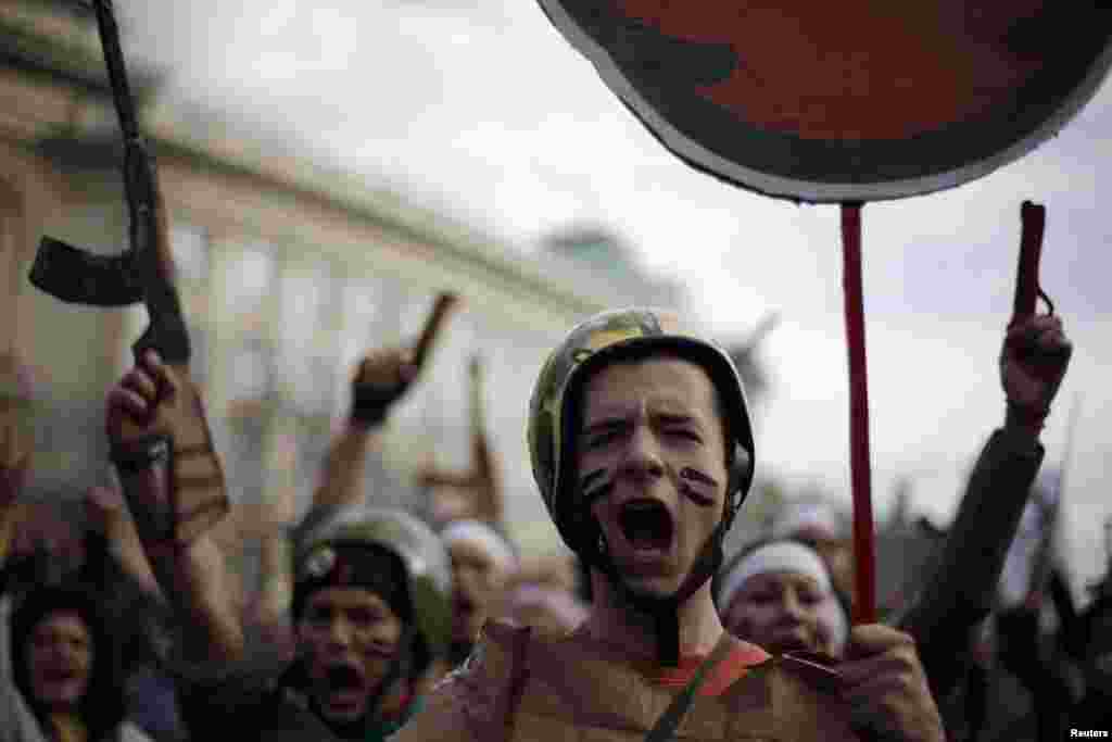 Bức ảnh được bình chọn nhiều nhất trong năm trên trang voanews.com. Bức ảnh chụp các sinh viên biểu tình mặc quân phục giả hô khẩu hiệu chống chính phủ trong cuộc biểu tình trước trường đại học Sofia, Bulgaria, ngày 20/11/2013.
