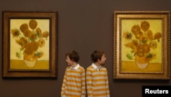 Jangan pakaikan anak kembar baju yang sama, atau memberi nama yang mirip, menurut ahli.