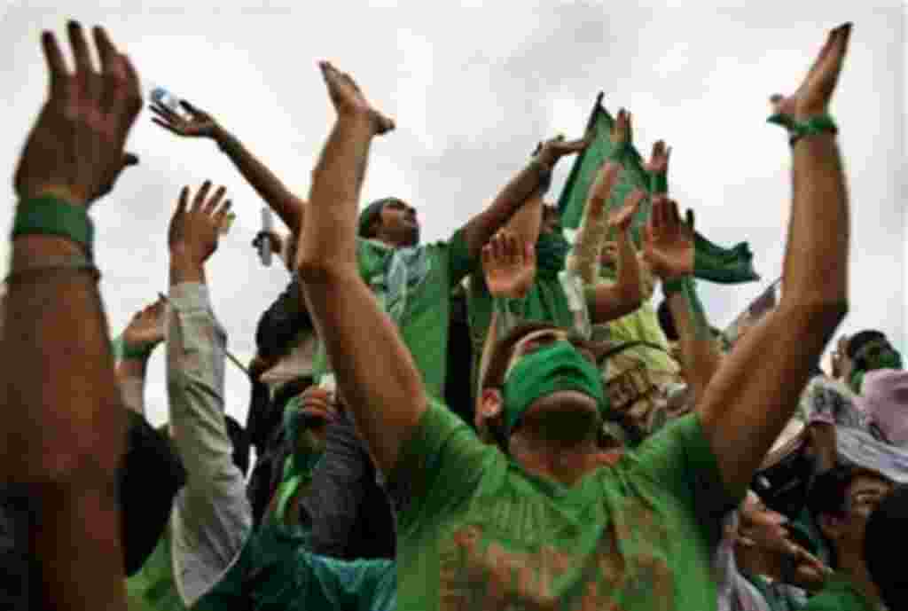 Supporters of reformist candidate for presidential elections Mir Hussein Mousavi chant slogans to support their candidate during the final rally on Azadi, freedom square in west Tehran, Wednesday, June 10, 2009. (AP Photo/Kamran Jebreili)