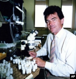 Francisco Ayala, professor of biology and evolutionary genetics, in his laboratory at the University of California (1988)