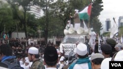 Beberapa organisasi massa diantaranya FPI dan FUI malakukan aksi unjuk rasa di depan Kedubes AS terkait konflik Israel-Palestina di Jakarta (23/11).