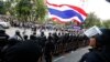 معترضان مخالف دولت در بانکوک مقابل ماموران پلیس - ۹ مه ۲۰۱۴