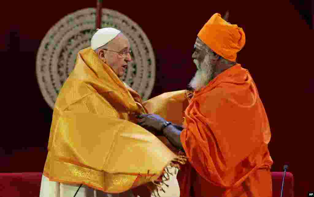 Sri Lankan Hindu priest Kurakkal Somasundaram (right) presents a shawl to Pope Francis during an interreligious meeting in Colombo, Sri Lanka, Jan. 13, 2015.