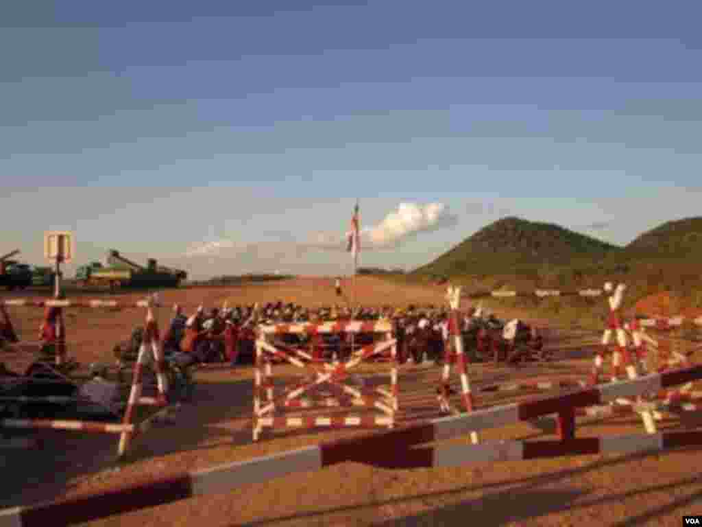 Monks and protesters at a Chinese-backed copper mine, Monywa, Burma, November 22, 2012. (VOA Burmese Service) 