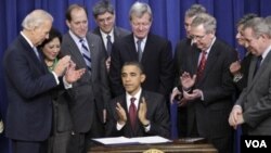 Presiden Barack Obama menandatangani UU pengurangan pajak dan tunjangan pengangguran, Jumat 17 Desember 2010.