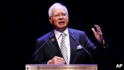 PM Malaysia Najib Razak dililit skandal terkait dana bernilai lebih dari 681 juta dolar (atau sekitar Rp 8,9 Triliun) yang disimpan di akun bank-nya (foto: dok).