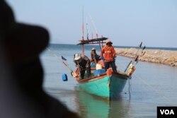 ប្រជានេសាទបើកទូករបស់ពួកគេនៅក្បែរផ្សារក្តាម ក្រុងកែប កន្លែងចាក់ដីលុបឆ្នេរសមុទ្រក្នុងខេត្តកែប កាលពីថ្ងៃទី២៧ ខែធ្នូ ឆ្នាំ២០២១។ (ស៊ុន ណារិន/វីអូអេ)