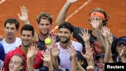 Novak Đoković u društvu Grigora Dimitrova, Dušana Lajovića, Dominika Tima i Aleksandra Zvereva, pozira sa skupljačima loptica na turniru u Beogradu (Foto: Reuters/Marko Đurica)