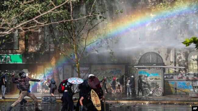 Las protestas en Chile continúan a pesar de los esfuerzos del gobierno por brindar soluciones a las demandas de la población.