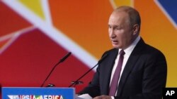 Le président russe Vladimir Poutine lors d'un discours lors du sommet russo-africain à Sotchi, en Russie, le 23 octobre 2019. 