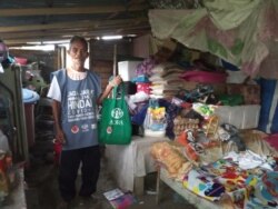 Simin (67) saat berada di rumahnya yang sederhana di Jalan Tangkasi, Palu Selatan, dengan tumpukan bahan makanan yang dibelinya menggunakan bantuan dari ADRA Indonesia, Senin, 27 April 2020. (Foto: ADRA Indonesia)
