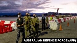 澳大利亞回應所羅門群島政府提出的幫助穩定局勢的要求，派遣的澳大利亞士兵和警察抵達所羅門群島首都霍尼亞拉的機場。 （2021年11月27日）
