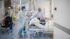 Arhiva - Zdravstveni radnici premeštaju krevet sa obolelim od Kovida 19, u kovid bolnici u Batajnici, 4. oktobra 2021. (Rojters, Marko Đurica)