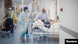 Arhiva - Zdravstveni radnici premeštaju krevet sa obolelim od Kovida 19, u kovid bolnici u Batajnici, 4. oktobra 2021. (Rojters, Marko Đurica)