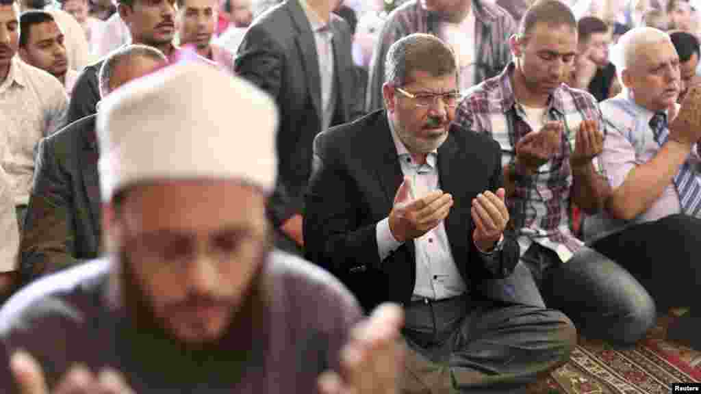  穆斯林兄弟会的总统候选人穆尔西星期五参加开罗一清真寺的祈祷