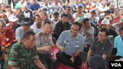 Wagub Jawa Timur Saifullah Yusuf (ke-2 dari kanan) dan Pj. Walikota Surabaya Nurwiyatno (kanan) beridalog bersama mantan pengikut Gafatar asal Jawa Timur yang telah dipulangkan di Wisma Transito, Senin 25/1 (VOA/Petrus).