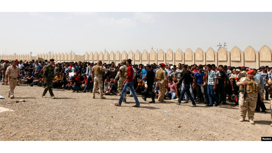 Các tình nguyện viên xếp hàng chờ gia nhập quân đội Iraq