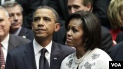 Presiden Amerika Barack Obama dan Michele Obama saat menghadiri upacara di University of Arizona untuk mengenang para korban penembakan.