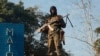 Un soldat de l'armée centrafricaine se tient sur un toit alors qu'il gardait la mairie de Bambari, en République centrafricaine, le 16 novembre 2020.