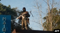 Un soldat de l'armée centrafricaine se tient sur un toit alors qu'il gardait la mairie de Bambari, en République centrafricaine, le 16 novembre 2020.