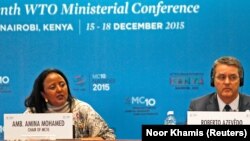 La ministre des affaires étrangères du Kenya Amina Mohamed (à g.) et le directeur général de l'OMC Roberto Azevedo, à l'ouverture du Sommet de l'OMC à Nairobi, Kenya, le 15 décembre 2015. (Photo REUTERS/Noor Khamis)