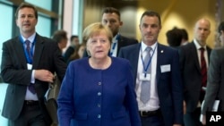 La canciller alemana Angela Merkel (centro) llega a una cumbre informal de la Unión Europea sobre migración en la sede de la UE en Bruselas. Domingo, 24 de junio de 2018.