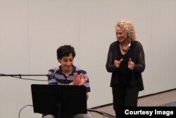 Carole King and Ahmad El Haggar rehearse together. (Photo by Elissa Kline)