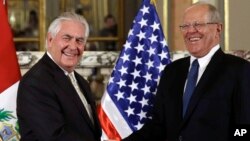 U.S. Secretary of State Rex Tillerson, left, shakes hands with Peru's President Pedro Pablo Kuczynski. (Feb. 6, 2018.)