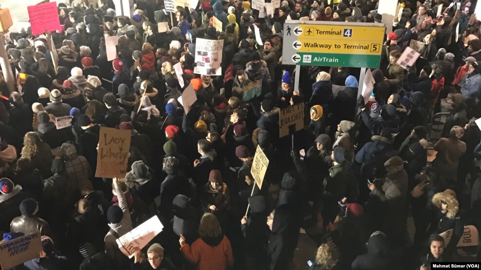 Des centaines de manifestants sont réunis à l'aéroport JFK, à New York, le 28 janvier 2017. (VOA/Mehmet Sümer)