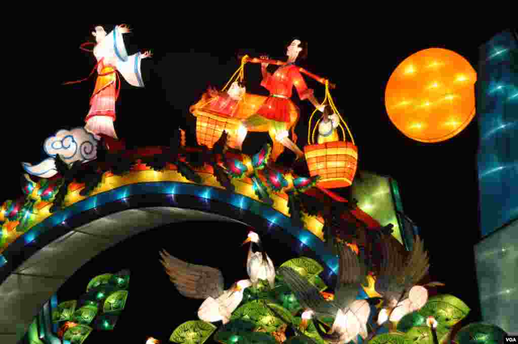The Double Seventh Festival is observed each summer, on the seventh day of the Chinese calendar's seventh month, marking a tale of lovers who can see each other but once a year. (V. LaCapra/VOA)
